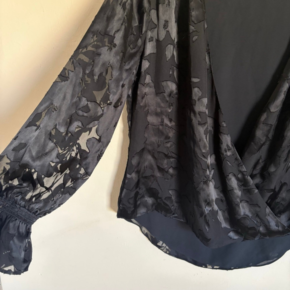 Women's White House Black Market Black Floral Silk Burnout Blouse Size 8 - Picture 6 of 13